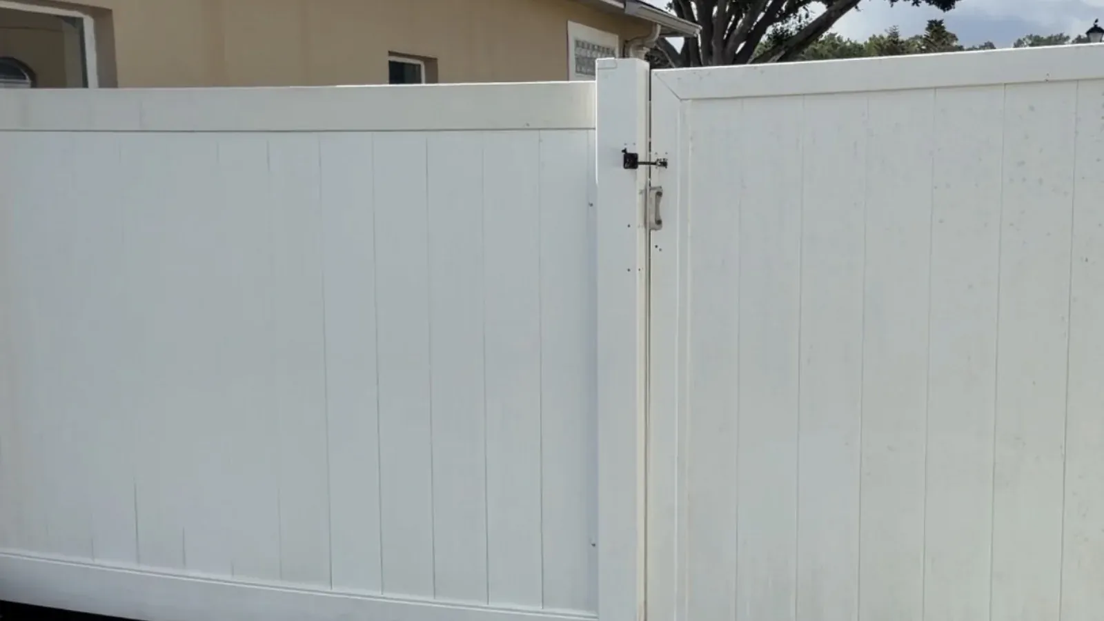 Vinyl fence after pressure washing
